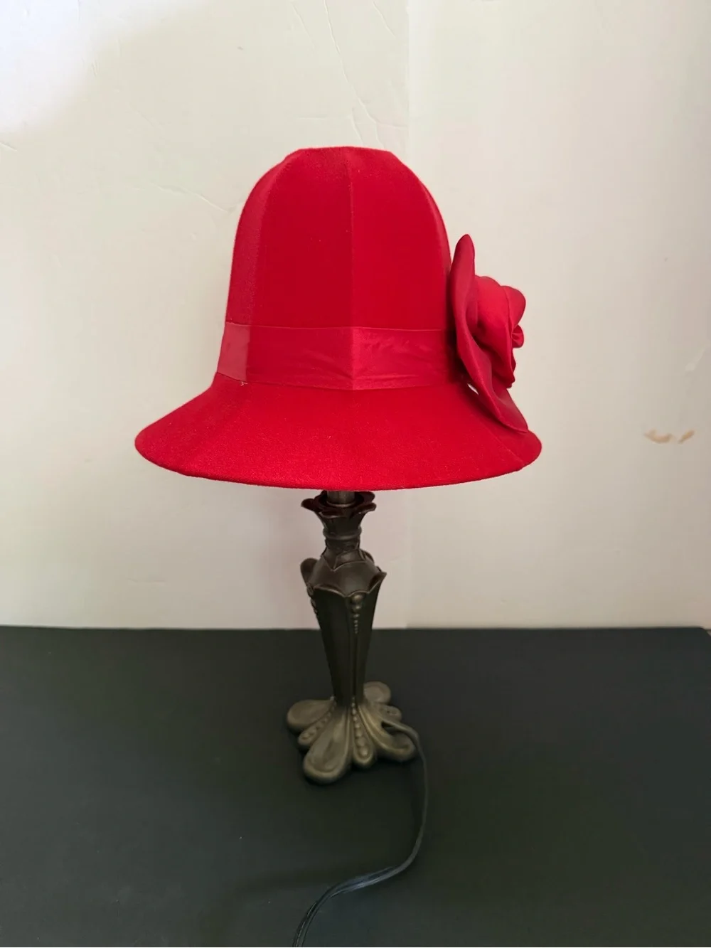 Red Hat Velvet Lamp with Rose Accent H-16,5”